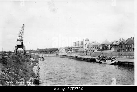 Vista del nuovo porto di Venlo intorno al 1900, con la fabbrica di buste Bontamps visibile sulla destra. La penisola "De Kop van De Weerd" si vede sulla sinistra sullo sfondo. Foto Stock
