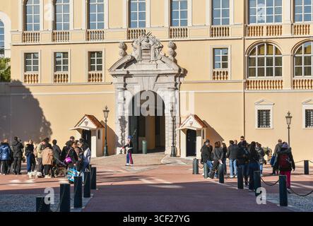 I turisti aspettano la cerimonia del cambio della Guardia, che si svolge tutti i giorni alle 11:55 di fronte all'ingresso reale del Palazzo del Principe, Monaco Foto Stock