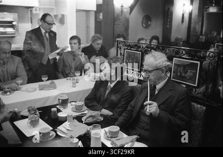 Uomini che fumano tradizionali pipe di argilla Churchwarden all'Old Duncow Inn. Tradizionale colazione in comune annuale dopo la cerimonia d'argento Wroth. Stretton on Dunsmore, Warwickshire Inghilterra 1975 1970s UK HOMER SYKES Foto Stock