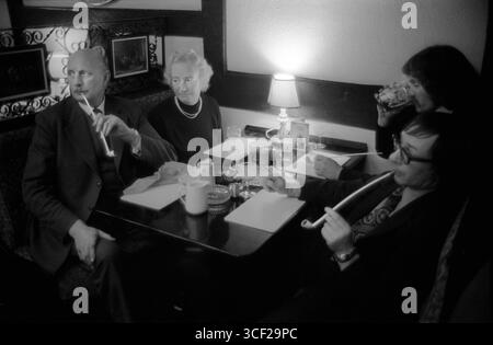 Uomini che fumano tradizionali pipe di argilla Churchwarden all'Old Duncow Inn, colazione tradizionale annuale dopo la cerimonia d'argento Wroth. Stretton on Dunsmore, Warwickshire Inghilterra 1975 1970s UK HOMER SYKES Foto Stock