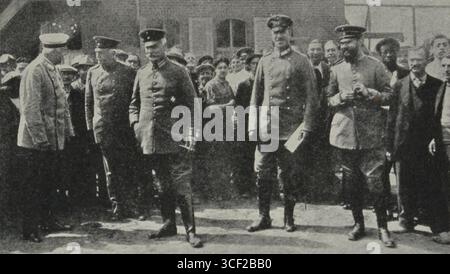 Il barone von Taube, decorato con una croce, fu comandante del campo civile di Ruhleben durante la prima guerra mondiale, dove centinaia di cittadini britannici furono internati. Questa immagine risale al 1915 circa. Foto Stock