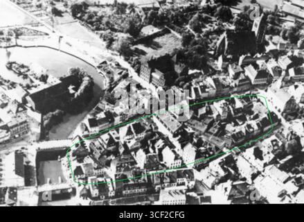 Nel 1935, una vista aerea di Braniewo in Polonia mostra l'area intorno a Plac Straacki, una piazza significativa della città prima della guerra. Questa foto cattura il paesaggio urbano pre-bellico e la disposizione degli spazi pubblici. Foto Stock