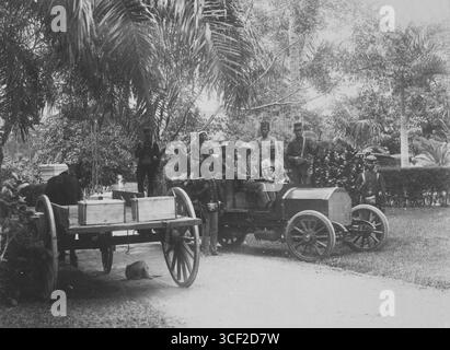 Questa fotografia dell'inizio del XX secolo cattura un trasporto di denaro da parte della Java Bank, che riflette le pratiche finanziarie nelle Indie orientali olandesi intorno al 1910. Foto Stock