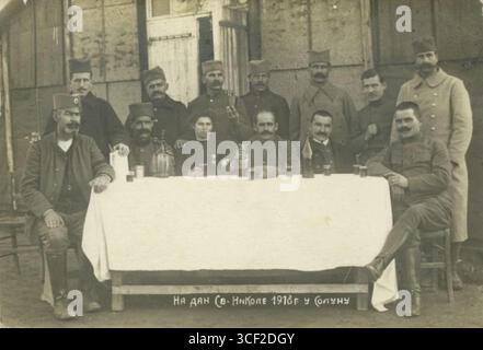 Una fotografia del 1918 mostra Anelko Krsti seduto (la seconda da destra) a Salonicco, in Grecia. L'immagine cattura un momento dopo la prima guerra mondiale Foto Stock