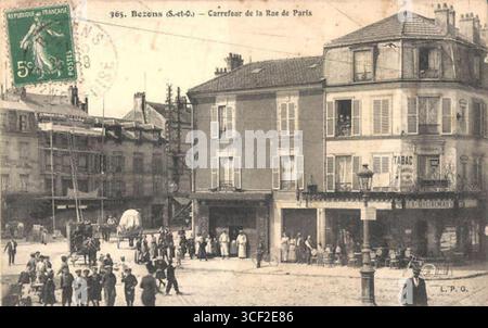 Questa fotografia del 1900-1910 mostra l'incrocio di Bezons in Rue de Paris, con la moneta da 5 centesimi *Semeuse*, che illustra un elemento importante della cultura e dell'economia francese durante quell'epoca. Foto Stock