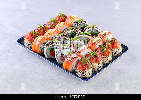 Piatto di sushi Roll assortito con salmone, tonno, alghe marine e aglio di sesamo Foto Stock