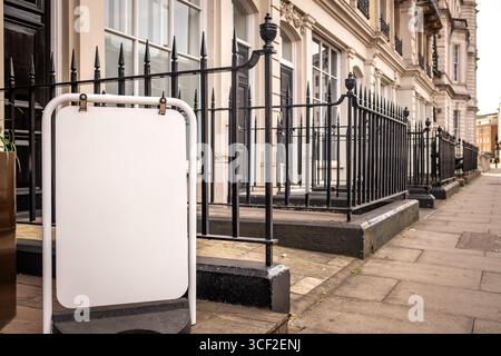 Cartello vuoto all'esterno degli edifici adibiti a uffici nel centro di Londra con spazio per il testo in copia Foto Stock