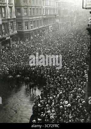 Questa fotografia del 1915 mostra una chiesa all'aperto tenuta a Londra a Ludgate Hill durante la prima guerra mondiale. Riflette la devozione pubblica e le riunioni religiose durante la guerra in Gran Bretagna. Foto Stock