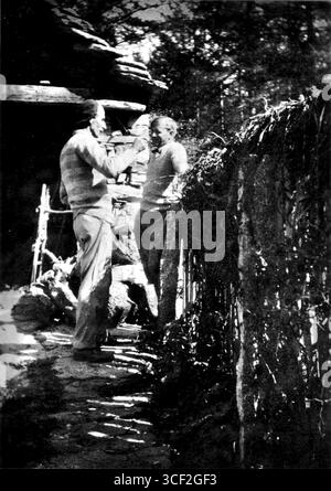 Il pittore e anarchico svizzero Ernst Frick (1881-1956) dialoga con l'educatore e chimico tedesco Dr. Paul Reiner (1886-1932) nel 1929. Reiner aveva insegnato alla figlia di Frick Eva Schloffer a Schule am Meer, dove entrambi erano coinvolti in movimenti educativi progressisti. Foto Stock