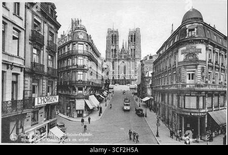 Una cartolina raffigurante il Sint Gudulakerk (cattedrale di Santa Gudula) e le strade circostanti di Bruxelles prima della seconda guerra mondiale, che mostra l'incrocio tra Rue de la Montagne e Loxum. L'immagine fornisce una visione storica del paesaggio urbano e dell'architettura di Bruxelles. Foto Stock