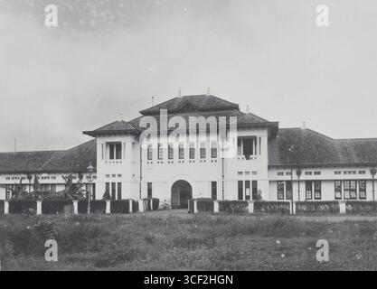 Questa fotografia del 1928 mostra il laboratorio medico di Batavia, parte dell'infrastruttura scientifica coloniale. Mette in evidenza le strutture di ricerca medica del tempo. Foto Stock