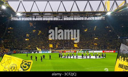 I tifosi del Borussia Dortmund mostrano bandiere gialle e nere durante una partita di UEFA Champions League contro L'AS Monaco al Signal Iduna Park di Dortmund, Germania. Foto Stock