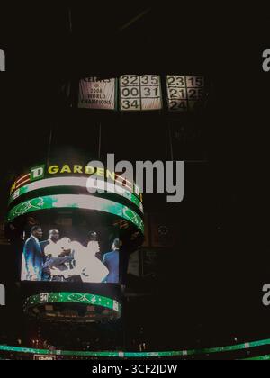 Giocatori dei Boston Celtics e ospiti in campo durante la cerimonia di ritiro della maglia numero 34 di Paul Pierce al TD Garden di Boston, Massachusetts. Foto Stock