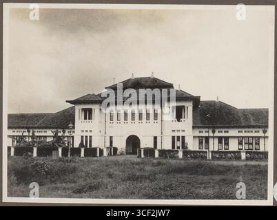 Questa immagine del 1928 mostra il Geneeskundig Laboratorium di Batavia, che riflette l'avanzata ricerca medica condotta nelle Indie Orientali olandesi durante l'era coloniale. Foto Stock