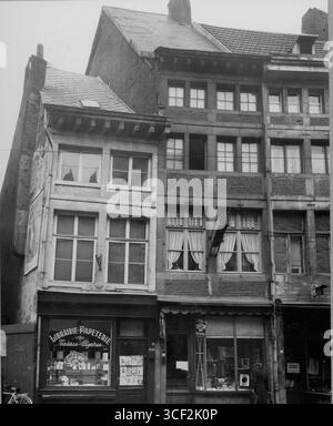 Fotografia di edifici situati a Chaussée des Prés 12-14-16 a Liegi, scattata nel 1941. L'immagine cattura lo stile architettonico e il paesaggio urbano durante l'era della seconda guerra mondiale. Foto Stock