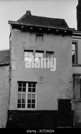 Una fotografia dell'edificio a Degrés des Tisserands 43 a Liegi, scattata nel 1943. Questa immagine riflette l'architettura e la struttura urbana di Liegi durante la seconda guerra mondiale. Foto Stock