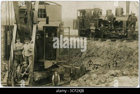 Questa immagine del 1913 mostra una pala a vapore Cubik e una locomotiva Feldbahn di Henschel, utilizzata per i lavori di costruzione a Friedrichsdorf (ora Gütersloh). Foto Stock