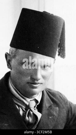 Una versione speculare in scala di grigi di una foto di Frank Scholten, presa da una scansione di un biglietto commemorativo del 1942. La fotografia originale è stata pubblicata sulla rivista "al-Lataif al-Musawwara" intorno al 1924-1925. Foto Stock