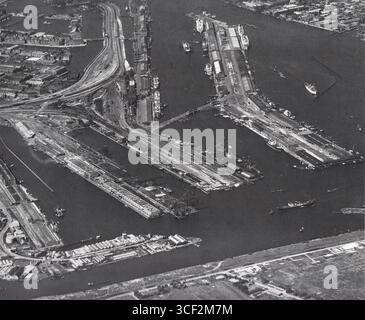 Questa fotografia aerea del 1947 cattura l'Oostelijk Havengebied ad Amsterdam, mostrando la trasformazione dell'area dopo la seconda guerra mondiale. La foto evidenzia i cambiamenti nell'infrastruttura portuale di Amsterdam. Foto Stock