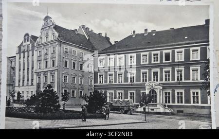 Questa cartolina d'epoca risalente al 1930 circa mostra l'edificio dell'ufficio postale in pietra di Braniewo, Polonia. La fotografia cattura lo stile architettonico e il significato storico dell'edificio durante quell'epoca. Foto Stock