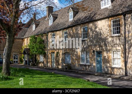 Cottage in pietra intorno a Market Square, Stow-on-the-Wold, Gloucestershire Foto Stock