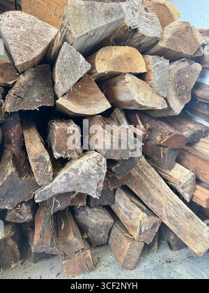 Pila di legna da ardere tritata preparata per essere immagazzinata o utilizzata in un camino o in una stufa a legna. Foto Stock