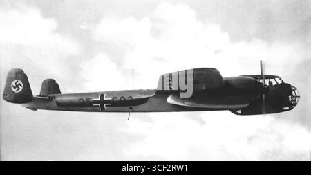 Dornier do 215 A-B, 25 + C03 s. wahrscheinlich ein Präsentatinsmodell des Herstellers Dornier, denn das Verbandskennzeichen '25 + C03' stellt einen für die Aufklärungs- u. Bombergeschwader nicht logische Zahlen- & Buchstabenkombination dar, foto ca. 1939. Foto Stock