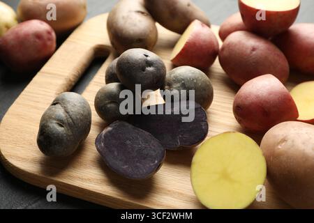 Diversi tipi di patate sul tavolo, primo piano Foto Stock