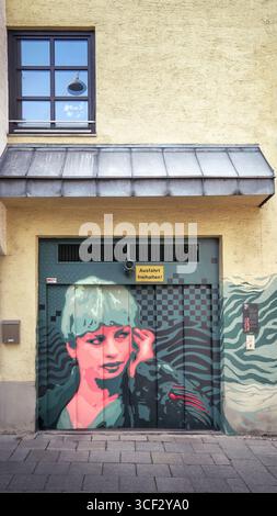 Foto di Barbara Valentin sulla porta del garage del Glockenbachviertel di Monaco. Foto Stock