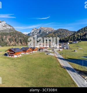 Veduta aerea di cima Sappada, un tradizionale villaggio alpino nelle Alpi Carniche, comune di Sappada, Udine, Friuli Venezia Giulia, Italia nord-orientale Foto Stock
