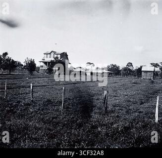 Una fotografia stereoscopica scattata nel 1940 del "Boerderij van Moniz", che probabilmente mostra una fattoria o una scena rurale. La foto misura 5,5 x 13 cm e offre uno sguardo sulla vita agricola in Suriname durante quel periodo. Foto Stock