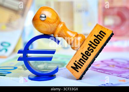 Timbro con iscrizione salario minimo sull'insegna euro, salario minimo per salire a 14,60 euro all'ora, fotomontaggio Foto Stock