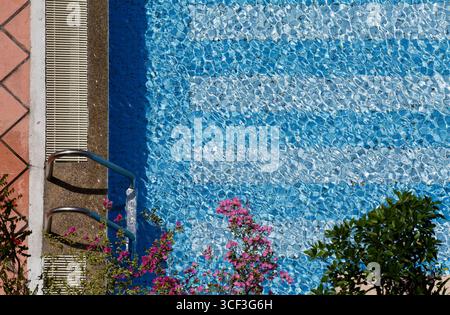 Piscina vuota vista aerea in un condominio a Kuala Lumpur, Malesia. Foto Stock