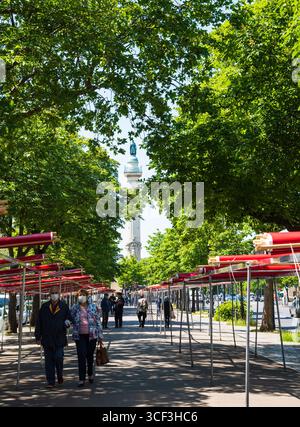 Parigi, Francia - 15 maggio 2020: Coronavirus, inizio delle restrizioni. La coppia senior che indossa maschere protettive passeggia lungo le bancarelle del mercato futuro. Foto Stock