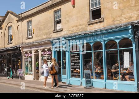 Inghilterra, Somerset, Bath, negozi su Pulteney Bridge Foto Stock