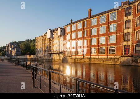 Inghilterra, Somerset, Bath e Riverside hanno convertito edifici residenziali e per uffici sul fiume Avon Foto Stock