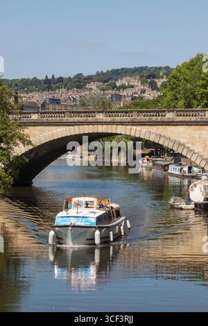 Inghilterra, Somerset, Bath, fiume Avon e North Parade Bridge Foto Stock