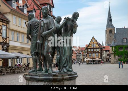 Fontana sulla piazza del mercato nella città vecchia di Quedlinburg in Sassonia-Anhalt, Germania Foto Stock