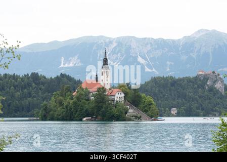 Lago di Bled nel nord-ovest della Slovenia con la famosa chiesa dell'assunzione della Vergine Maria, Bled, regione dell'alta Carniola (Gorenjska), Slovenia Foto Stock