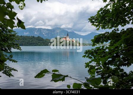 Lago di Bled nel nord-ovest della Slovenia con la famosa chiesa dell'assunzione della Vergine Maria, Bled, regione dell'alta Carniola (Gorenjska), Slovenia Foto Stock
