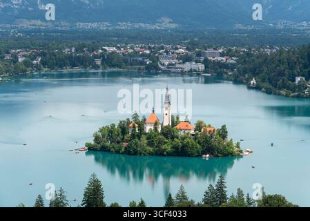 Lago di Bled nel nord-ovest della Slovenia con la famosa chiesa dell'assunzione della Vergine Maria, Bled, regione dell'alta Carniola (Gorenjska), Slovenia Foto Stock