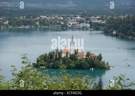 Lago di Bled nel nord-ovest della Slovenia con la famosa chiesa dell'assunzione della Vergine Maria, Bled, regione dell'alta Carniola (Gorenjska), Slovenia Foto Stock
