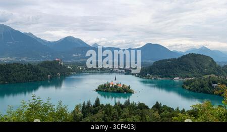 Lago di Bled nel nord-ovest della Slovenia con la famosa chiesa dell'assunzione della Vergine Maria, Bled, regione dell'alta Carniola (Gorenjska), Slovenia Foto Stock
