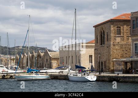 Yacht di fronte agli arsenali veneziani, al porto vecchio veneziano, alla Canea, a Creta, in Grecia, Europa Foto Stock