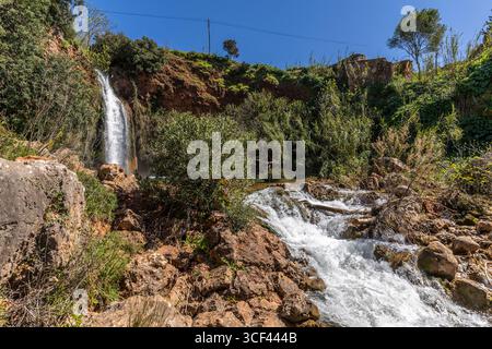 Cascata in mezzo alla natura, splendido corso fluviale e cascata in primavera. La cascata Queda do Vigario vicino ad alte, Algarve, Portogallo Foto Stock