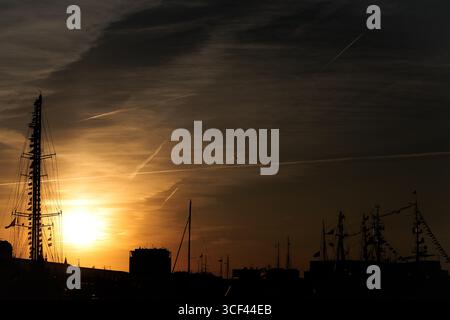AMSTERDAM – le navi alte e altre navi allineano la IJ mentre il primo giorno di SAIL2025 volge al termine. Quest'anno, il decimo anniversario DI SAIL coincide con il 750° anniversario della città di Amsterdam. ANP RAMON VAN FLYMEN netherlands Out - belgio Out Foto Stock