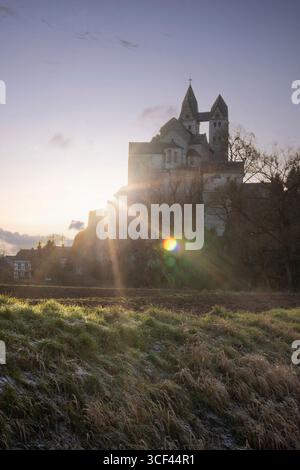 Paesaggio intorno al castello di Löwenburg, splendide rovine storiche del castello sull'Elzbach nel mezzo della foresta, foto del paesaggio vicino a Monreal, Germania Foto Stock