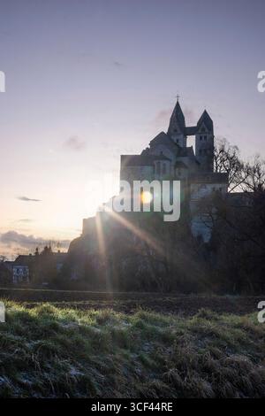 Paesaggio intorno al Löwenburg, splendide rovine storiche del castello sull'Elzbach nel mezzo della foresta, foto del paesaggio vicino a Monreal, Germania Foto Stock