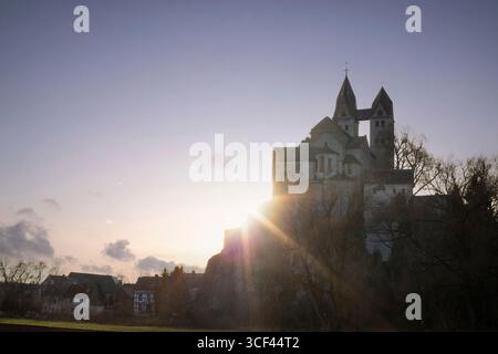 Paesaggio intorno al castello di Löwenburg, splendide rovine storiche del castello sull'Elzbach nel mezzo della foresta, foto del paesaggio vicino a Monreal, Germania Foto Stock