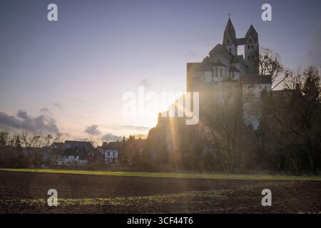 Paesaggio intorno al castello di Löwenburg, splendide rovine storiche del castello sull'Elzbach nel mezzo della foresta, foto del paesaggio vicino a Monreal, Germania Foto Stock